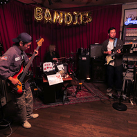 生バンドとともに非日常を楽しむカラオケで特別な夜を☆