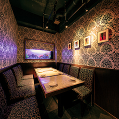 【広々とした上質な完全個室で美食を堪能】ゆとりあるテーブル席の個室は、ご家族や親しいご友人との特別な集まりにおすすめです。壁一面のアートと水槽が織りなす非日常な空間で、自慢のしゃぶしゃぶを。周囲を気にせず過ごせる完全個室で、思い出に残る素敵な夜を演出いたします。（最大8名様まで）