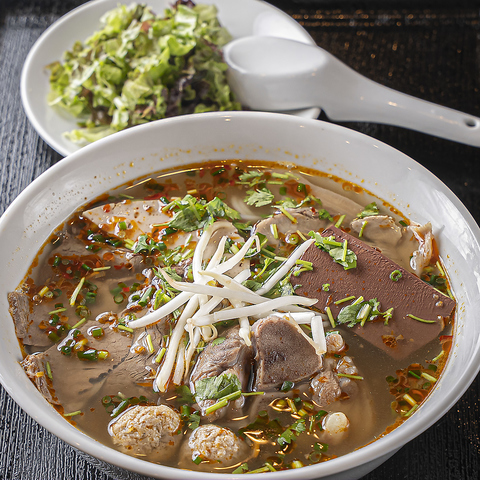 12時間煮込む旨濃スープのフォーと手作りバインミーの店です