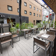 風を感じるおしゃれなテラス席で、素敵な時間を