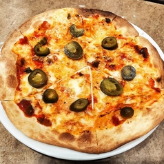 ピリ辛トマトサルサとハラペーニョのピザ/Crispy pizza with tomato salsa and jalapeno 