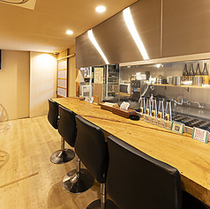 【1階カウンター席】お一人様やお仕事帰りのサク飲みにもぴったりなカウンター席をご用意◎スタッフとの距離も近く、ライブ感を楽しめるのが魅力です。程よい距離感で、気軽に過ごしたい方におすすめです。