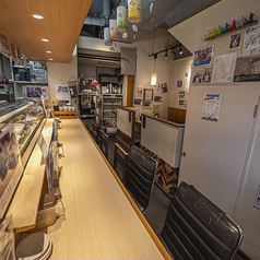 【職人との距離感◎カウンター席のご紹介】当店のカウンター席では、目の前で一貫一貫丁寧に握るお寿司をお楽しみいただけます。職人の技を間近で感じながら、新鮮なネタがその場で仕上げられるライブ感溢れるひとときをご堪能ください。お一人様でも、また大切な方との食事にも最適な特別な空間です。