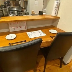 【カウンター席：1～6名様】目の前で調理が楽しめる特等席は、お一人様やデートに◎店主との会話を楽しみたい方や、落ち着いて語り合いたい夜などに最適です。お好きなドリンクを片手に、目の前で焼き上がる当店自慢の串焼きを味わいながら、贅沢なひとときをお過ごしください。皆様のお越しを、お待ちしております。