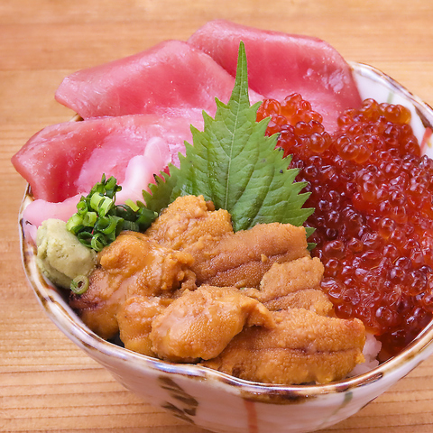 【錦市場】全国各地の新鮮なネタを使用した海鮮丼、海鮮焼きのお店