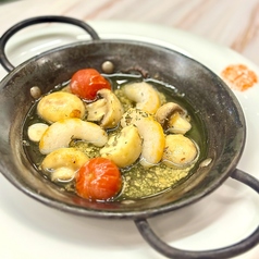 マッシュルーム＆ヴィーガンシュリンプのアヒージョ(パン付き)