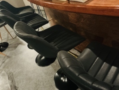 バーと言えば、ザ！カウンター席！お洒落なBGMを体感しながら、1日の終わりを静かに、酔いしれる、まさにそこはリセット席！楽しくも良し、クールに過ごすのも良し！