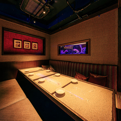 【ワンランク上の会社宴会を叶える完全個室】落ち着いた和の趣とアクアリウムが調和する、ラグジュアリーな完全個室です。10名様までの小規模な部署宴会や、慰労会、お祝いを兼ねた会食におすすめ。周囲を気にせず過ごせるプライベート空間で、自慢のしゃぶしゃぶと共に特別な夜をお愉しみください。