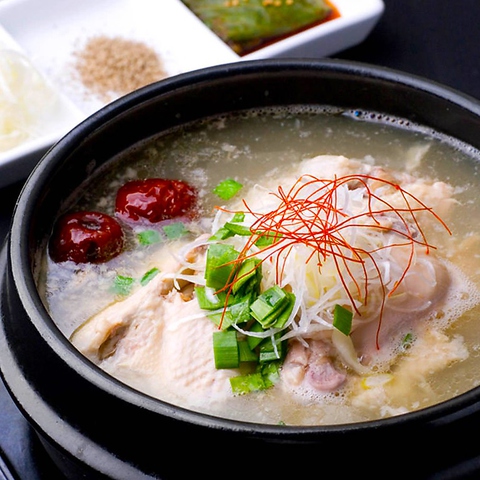 横浜駅直結高島屋内の韓国料理屋。女性に大人気の参鶏湯(サムゲタン)が絶品！