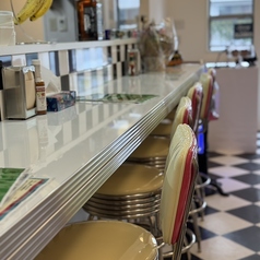 仕事帰りや気軽に立ち寄りたい時にぴったりなカウンター席をご用意しております。全5席のカウンターは、おひとり様でもリラックスしてお楽しみいただけます。お仕事終わりのリフレッシュや、ふらっと立ち寄る一杯にぜひご利用ください。「ひとりで過ごす贅沢な時間」を、LITのカウンター席で。