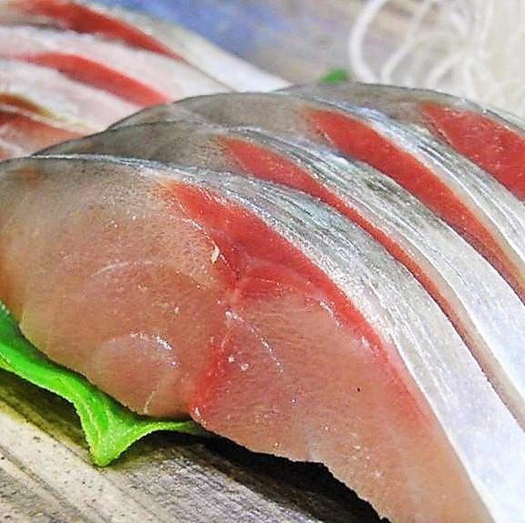大分直送の活け豊後サバ刺し。豊後のサバを泳いでいるまま店まで届きます【八丁堀/居酒屋/飲み放題】