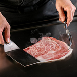 目の前で焼かれる最高峰Ａ５ランクの神戸牛…　「厚切りステーキ」「薄切り焼きしゃぶ」を…！