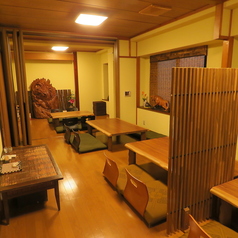 友人との楽しい会話が弾む、居心地の良い座敷席！4名様用のテーブルが7卓あり、気軽に集まれる空間です。お酒を片手に、笑い声が響くひとときをお楽しみください。和の雰囲気が心を和ませ、特別な思い出を作るのに最適です！