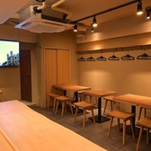 店内にモニターを完備しており、スポーツ観戦をお楽しみいただけます。美味しい海鮮や炭火焼串、お酒を味わいながら、皆で一緒に盛り上がりましょう！