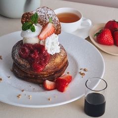 いちごとルバーブ、ヨーグルトムースのパンケーキアールグレイソース