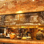 NYスタイルのカジュアルな店内は、席のタイプが5種類！オープンテラスで気持ちよく飲むことも可能！