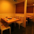 【半個室テーブル席：2～4名様×4卓】木のぬくもりを感じる居心地のよい空間。お食事会や各種ご宴会など少人数でのお集まりや、接待などに最適な半個室テーブル席。白木の暖かいぬくもりを感じられるプライベート空間でごゆっくりとおくつろぎいただけます