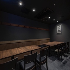 【3～4名様席】落ち着いた木目調の空間で、心地よい飲み会を。こちらの店内は落ち着いた雰囲気で、ご友人との楽しい飲み会や会社の懇親会にぴったりです♪是非会話が弾み、ついつい長居したくなる★是非ご利用ください！