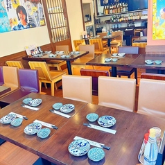 木目を基調とした落ち着きある上品な空間◎照明も明るすぎずゆったりとくつろげる店内。接待や会食、気軽な飲み会にも♪