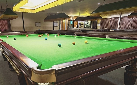 長岡京で深夜まで楽しめるビリヤードカフェ