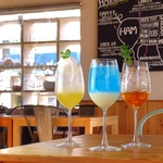 ランチ、ディナー以外のカフェタイムもご来店お待ちしております。コーヒーの他鮮やかドリンク有