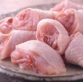 【直営養鶏場・博多の銘柄鶏「華味鳥」】創業者である河津善陽が鶏肉販売を始め、美味しさの秘訣は、原点である鶏自身である事に気付き、創業者自ら養鶏に携わり現在の「華味鳥」が生まれました。 