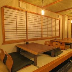 地元のご友人との楽しい時間を過ごすための座敷席！心地よい空間で親しい友人たちと共に思い出話に花を咲かせましょう。お酒や料理を囲んで、笑顔あふれるひとときをお楽しみください！