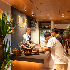 <バーカウンター>落ち着いた照明と洗練された空間が広がるバーカウンターで、日常を忘れるひとときを。こだわりのドリンクを片手に、静かに流れる時間を楽しめます。お一人様でも、気の合う仲間とでも、心地よい距離感で過ごせるのが魅力。大人の隠れ家のような雰囲気の中で、ゆったりとした夜をお過ごしください。