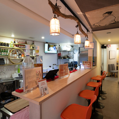 お一人様からお気軽にご利用いただけるカウンター席は、4席完備しております。スタッフとの会話を楽しんだり、静かに自分だけの時間を過ごしたりと、自由なスタイルで活用いただけます。お仕事帰りのサク飲みや、少しだけお腹を満たしたい時にも最適な空間です。落ち着いた雰囲気の中で、お好みの1杯をお楽しみください。