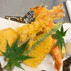 長崎県産素材の【天ぷら盛り合わせ】野菜や魚介の揚げたてを満喫！日替わりメニューもあり♪の写真