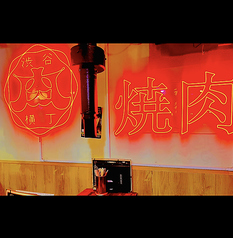 【幅広いシーンにご利用可能◎】仕事帰りはもちろん、デートや女子会、同窓会、送別会、歓迎会などにもぴったりの空間！活気あふれるメンバーで作り出す居心地の良い雰囲気が自慢です♪絶品お肉料理と美味しいお酒を飲みながら楽しいひと時をお過ごしください☆