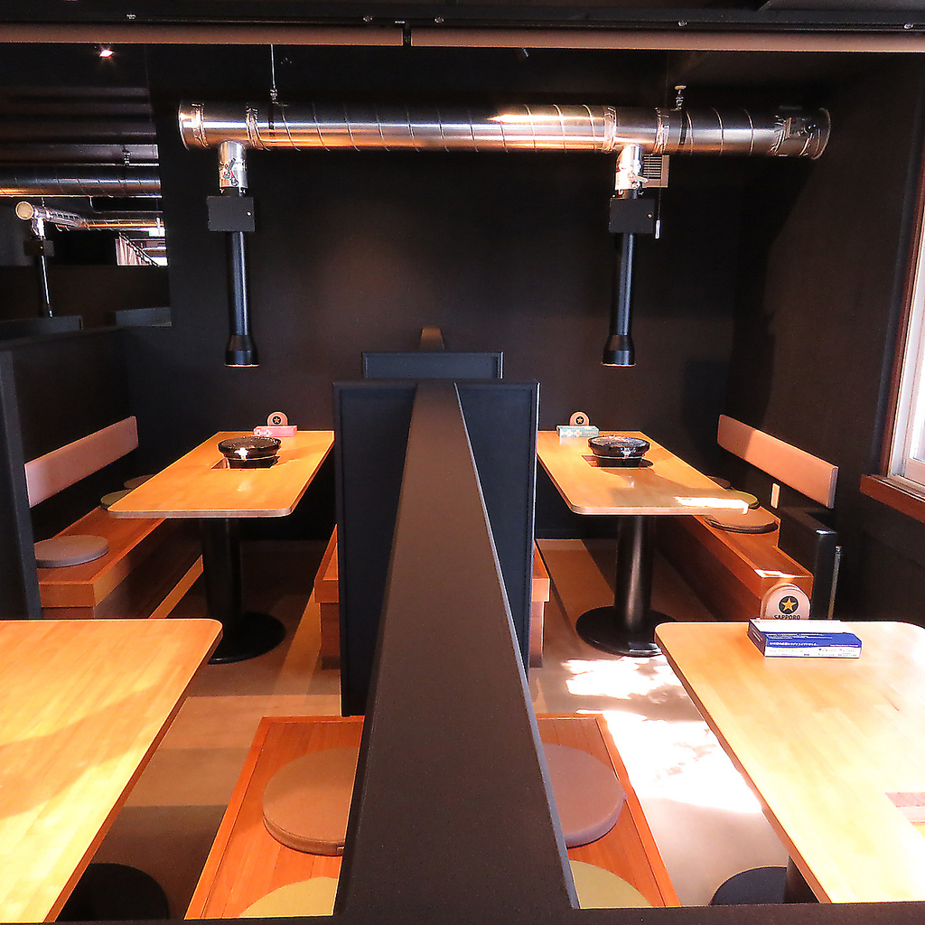 広い宴会場でにおいも安心！半個室や靴を脱いで寛げるカーペット席も完備し、快適な時間をご提供。