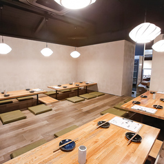 開放感あふれる店内では、掘りごたつ席に座りながら焼き鳥を楽しむこともできます。明るい雰囲気が心を和ませ、宴会も盛り上がること間違いなし！居心地のよい空間でドリンクを片手に、食事と会話を満喫してください◎