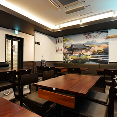 4名様掛けのテーブルが6つあり、テーブルを移動してくっつけることができるため、大人数の宴会や貸切にも対応可能です◎各最寄り駅からも徒歩5分以内とアクセス良好なので、集まりやすい立地となっております！