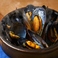 丹念に育てられた活ムール貝を白ワインで蒸し上げた一品です。旨味が凝縮された残りのスープで作る「ブイヨンリゾット」も絶品です。