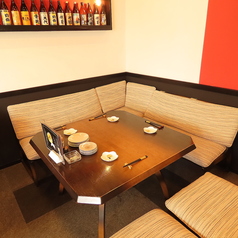 店内にはゆったりと寛げるソファー席をご用意しております。リラックスしながら食事をお楽しみいただけるお席は、仕事終わりの飲み会やご友人同士の飲み会にもぴったり◎和気藹々と会話に花を咲かせながら、楽しいひとときをお過ごしください。宴会に最適な飲み放題付コースもご用意しております♪