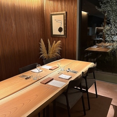プライベート空間のテーブル席。お食事を囲んでご家族・ご友人と楽しいひと時をお過ごしください。