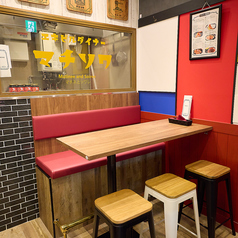 ご友人同士での飲み会や、女子会にもおすすめなテーブル席をご用意しております。赤いベンチシートタイプのお席で、ゆったりとおくつろぎいただけます◎美味しいお酒と料理を囲んで、楽しいひとときをお過ごしください♪