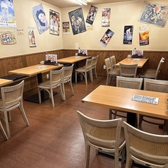 杉田店のテーブル席は、木の温もりと広々としたレイアウトが魅力。壁に貼られたポスターが居酒屋らしい賑わいを演出し、仲間や家族でゆったり食事を楽しめます。複数人での利用に最適で、料理と会話が自然に弾む心地よい空間です。