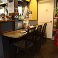 【サク飲み・お食事大歓迎】店主との会話やアットホームな空気を楽しむ、お一人様・カップルに最適なカウンター席。お一人様はもちろん、カップルでのカジュアルなデートや、気心の知れたご友人と肩を並べてじっくり語り合いたい夜にも最適。どなたでも温かくお迎えいたします。◇青梅 東青梅 居酒屋 中華 貸切 宴会◇