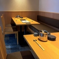 ≪8名様用個室席≫個室のベンチシートでゆったりとお寛ぎいただけます。最大8名様までご利用可能なプライベート空間は、周りを気にせず会話が楽しめる快適な造りが魅力です。会社のお集まりや友人同士の各種宴会など、特別なひとときを過ごす場面にぴったり。心地よい雰囲気の中で美味しいお食事をお楽しみいただけます。