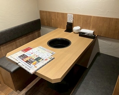 4名様のお席です。大人気のソファーのお席。会話が弾む、楽しいお食事♪