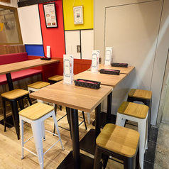 少人数でのご利用に最適な2名様掛けのテーブル席です。木目調のテーブルが温かみのある空間を演出♪カップルでのご利用はもちろん、ご友人とのお食事など、様々なシーンでご利用いただけます。