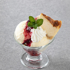 ミックスベリーとチーズケーキのミニパフェ