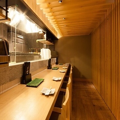 ゆったりとお座りいただける人気のカウンター席。目の前で調理風景が眺められる特等席です。デートやご夫婦でのお食事、大切な方のおもてなしにも最適なお席です。