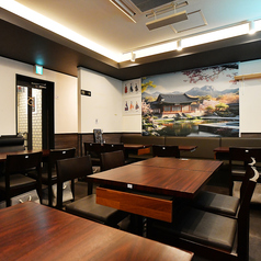 2名様掛けのテーブルが2つあり、落ち着いた雰囲気で居心地が良いため、お一人様やデート、友人や同僚との少人数でのお食事にピッタリのお席です◎全面禁煙席でお子様連れも安心してご利用いただけます。お気軽にお立ち寄りください♪