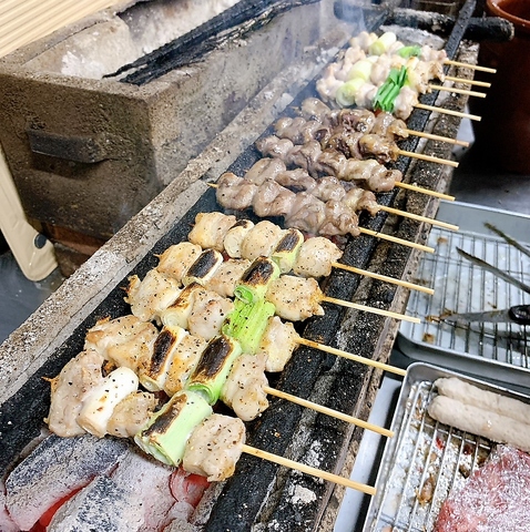 皮はパリッと、中はジューシーな焼き鳥♪お酒にも合う一品料理も種類豊富にご用意あり