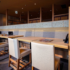 広々としたテーブル席は、明るく開放的な雰囲気で、友人同士やご家族連れに人気。自然光が差し込む昼間は、季節の彩り豊かな料理がより一層映えます。ゆったりとした座席配置で、会話も弾む心地よい空間です。