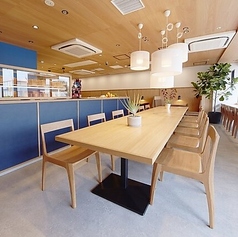 お昼は、明るい日が差し込む、2名様でも使いやすいテーブル席