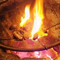【こだわり１】豪快な炭火で一気に焼き上げる力強い名物料理！『宮崎地鶏もも炙り焼き(120g)』・『播州百日鶏もも炙り焼き(120g)』